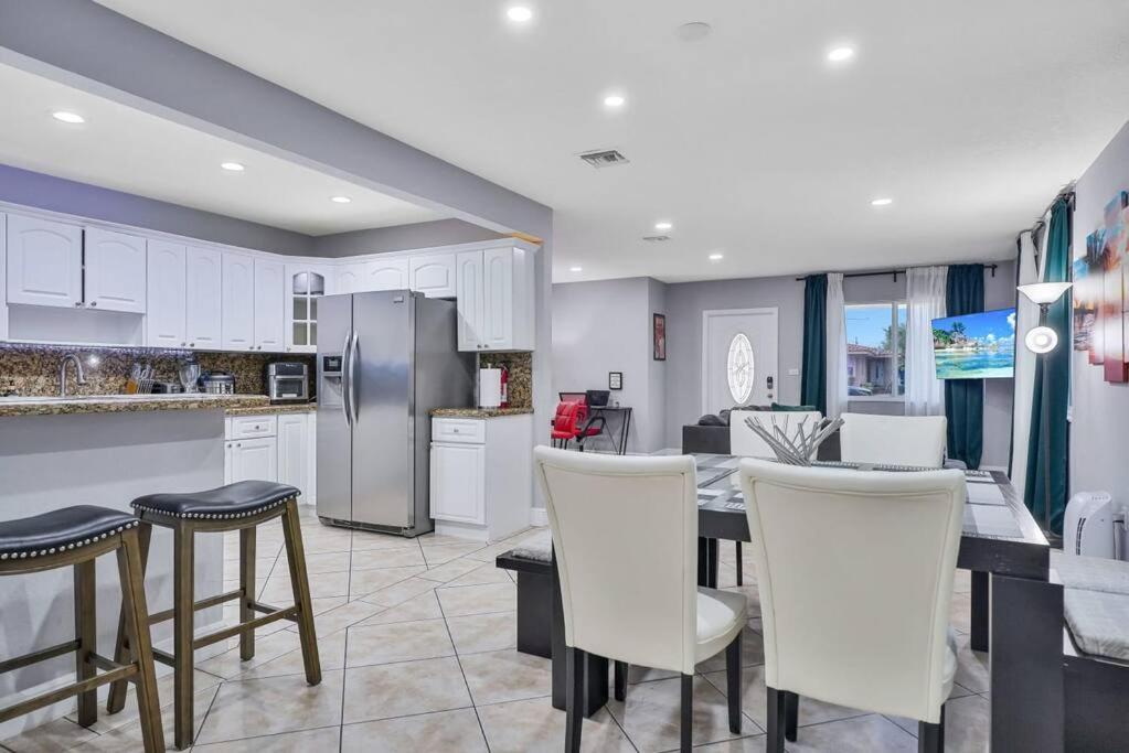 מיאמי Escape Gameroom, Bar, Bbq, Spacious,King Bed, All Luxury Mattresses, Near Beach, 6 Blocks Away From Bars, Nite Clubs, Res, Shops מראה חיצוני תמונה