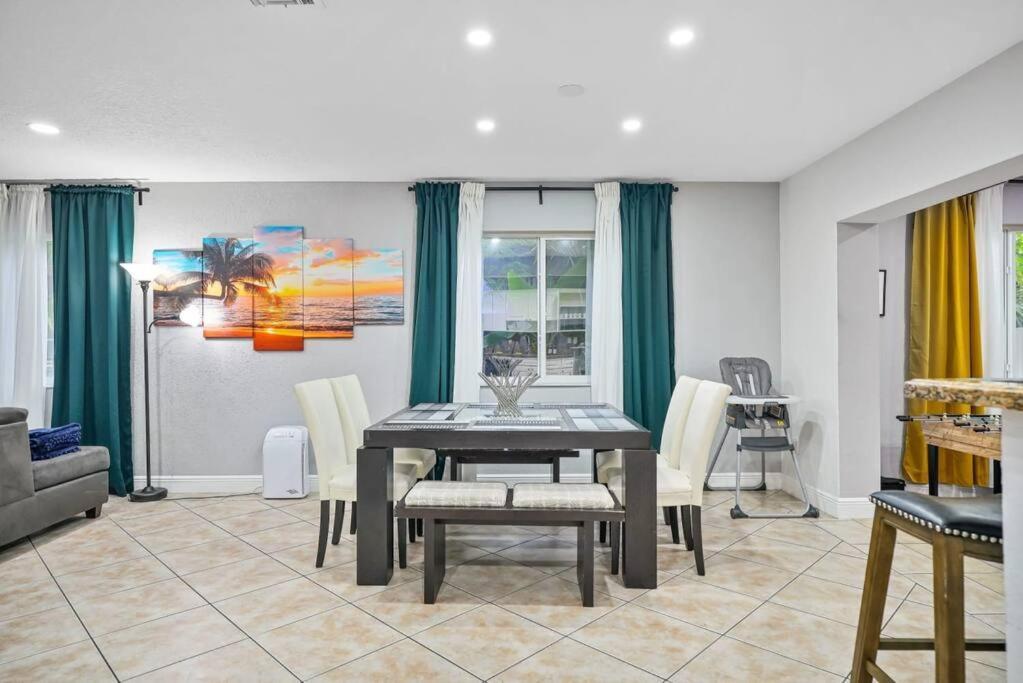 מיאמי Escape Gameroom, Bar, Bbq, Spacious,King Bed, All Luxury Mattresses, Near Beach, 6 Blocks Away From Bars, Nite Clubs, Res, Shops מראה חיצוני תמונה